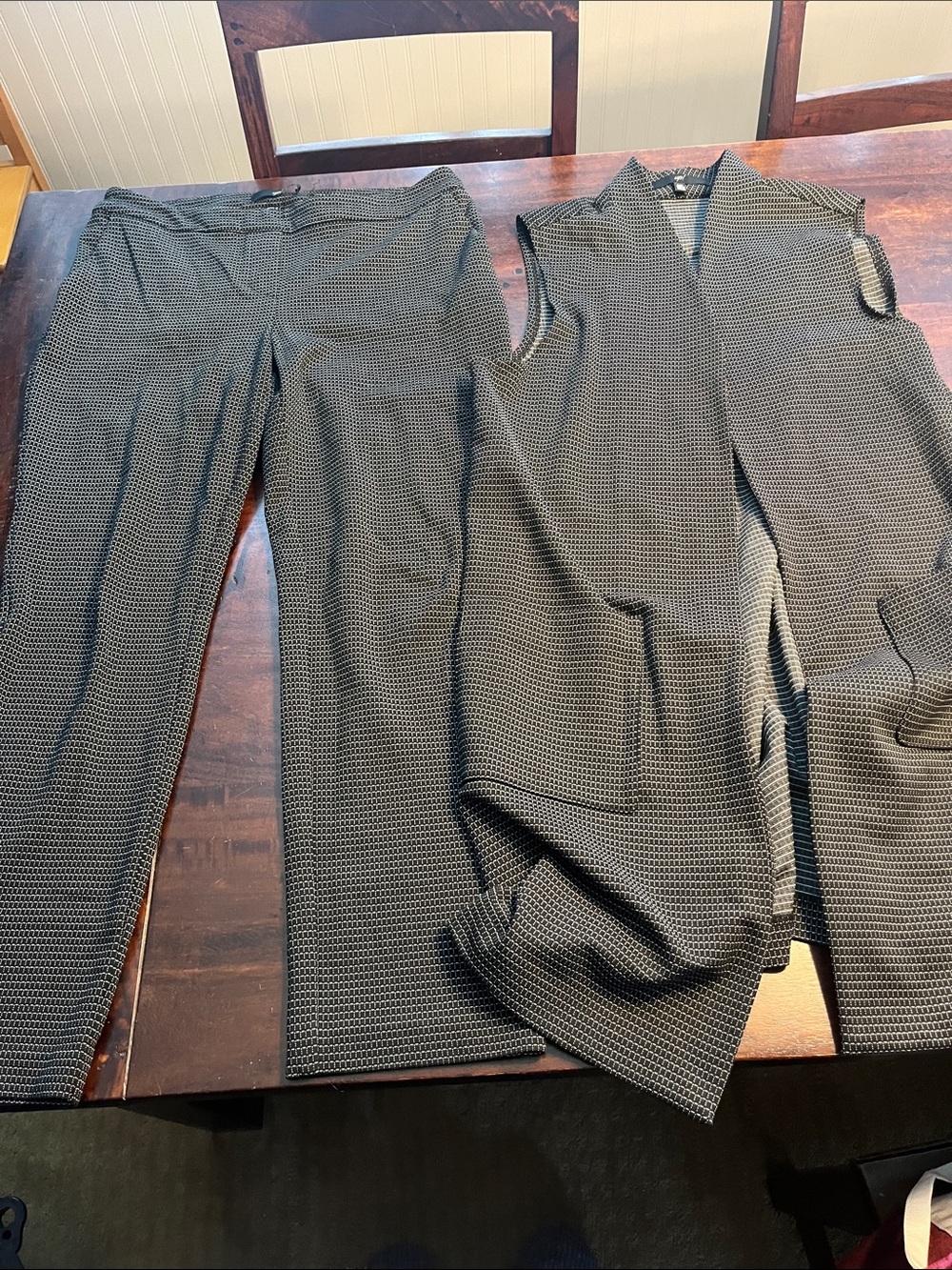 Sleeveless V-Neck Tunic and Slim Pants Set - Black Micro-Pattern